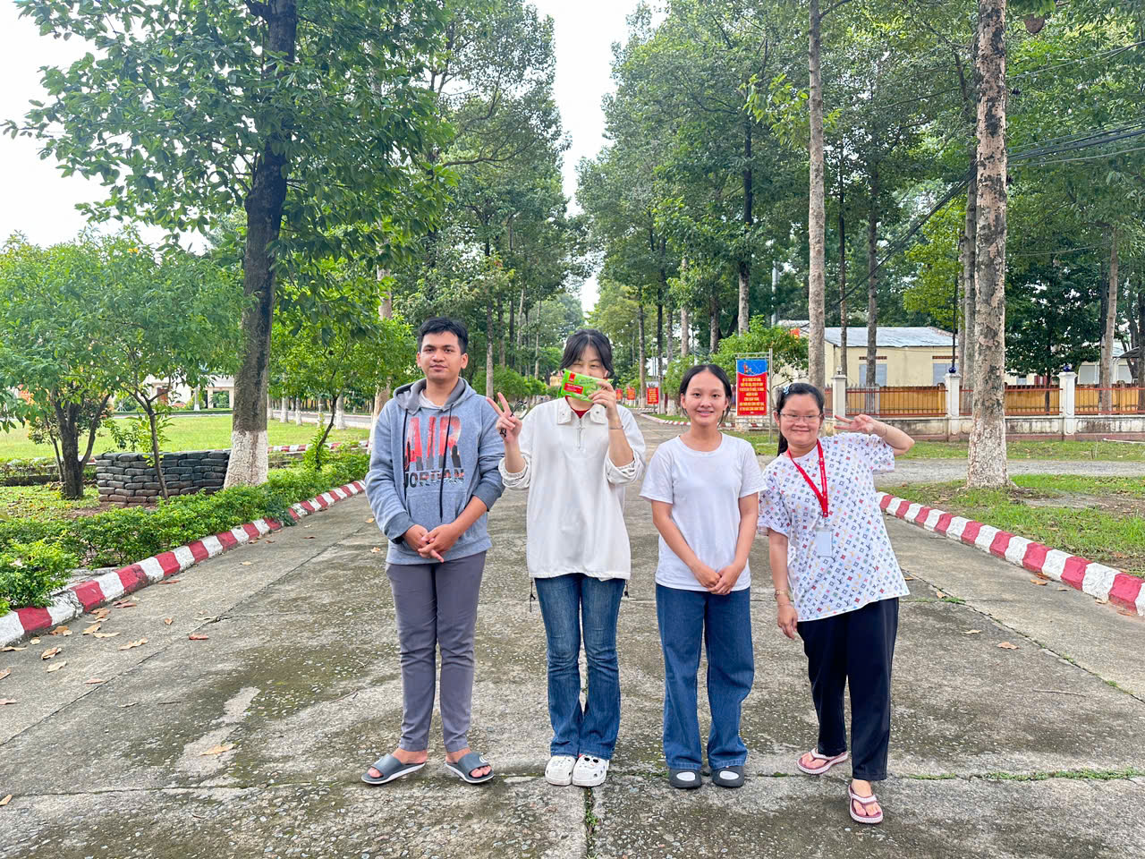 Thành viên CLB nhận quà sau trò chơi