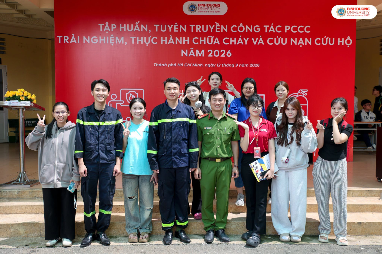 Tân sinh viên (K29) Khoa Nhật Bản học tích cực tham gia tập huấn kỹ năng phòng cháy, chữa cháy và cứu nạn, cứu hộ